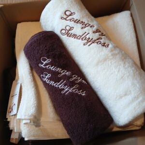 Brodert håndkle 50 x 100 BRUN!